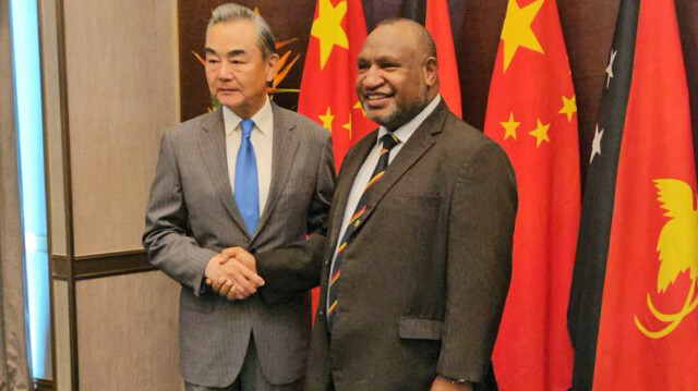 Le Premier ministre de Papouasie-Nouvelle-Guinée, James Marape, serrant la main du ministre chinois des Affaires étrangères, Wang Yi, à Port Moresby, le 21 avril 2024.