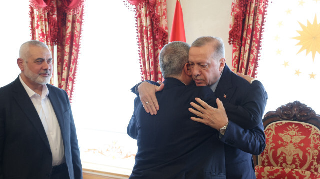 Cumhurbaşkanı Erdoğan, önce Heniye ile ardından Halid Meşal'le kucaklaştı.