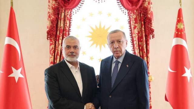 Le président turc Recep Tayyip Erdogan et le chef politique du mouvement palestinien Hamas, Ismail Haniyeh, dans le bureau présidentiel de Dolmabahce à Istanbul, le 20 avril 2024.