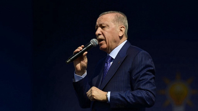 Le président turc et chef du AK Parti, Recep Tayyip Erdogan, s'adresse à ses partisans lors d'un meeting de campagne électorale à Istanbul, le 24 mars 2024.