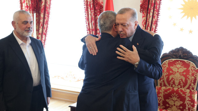 Cumhurbaşkanı Recep Tayyip Erdoğan, Hamas Siyasi Büro Başkanı İsmail Heniyye ile Dolmabahçe Çalışma Ofisi'nde bir araya geldi.