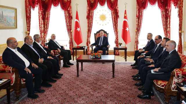 Le président turc Recep Tayyip Erdogan (à droite) rencontrant le président du bureau politique du Hamas, Ismail Haniyeh, dans les bureaux du palais de Dolmabahce à Istanbul, en Türkiye, le 20 avril 2024.