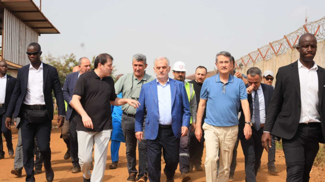 Albayrak Yönetim Kurulu Başkanı Ahmet Albayrak bereberindeki ekiple Konakri'de