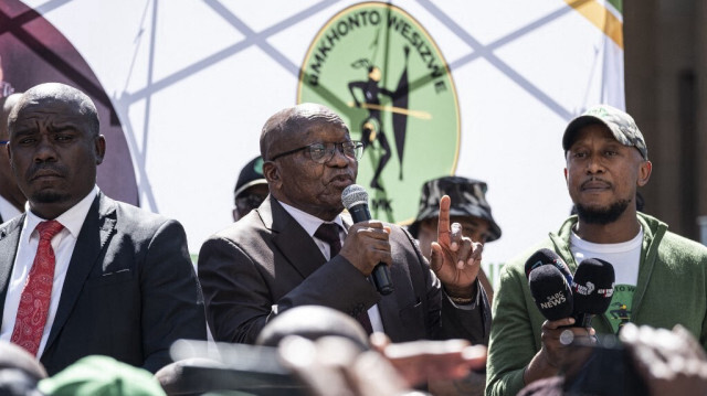 L'ancien président sud-africain Jacob Zuma (C) s'adresse aux membres de uMkhonto we Sizwe (MK), un nouveau parti d'opposition qui pourrait causer la surprise lors des élections en Afrique du Sud le 29 mai, devant la Haute Cour de Johannesburg le 11 avril 2024.