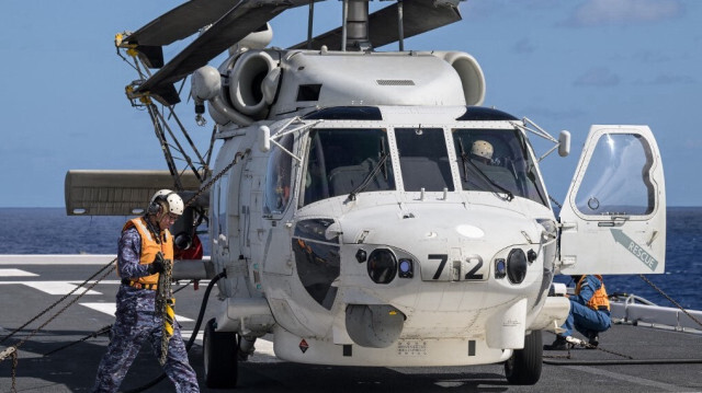 Une importante opération de recherche s'est poursuivie au large du Japon le 22 avril 2024 pour sept personnes disparues après que deux hélicoptères SH-60K de la marine sont apparemment entrés en collision au cours du week-end, avec un membre d'équipage confirmé mort.
