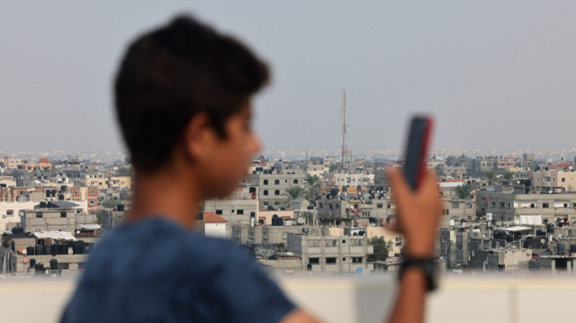Палестинский подросток пытается связаться с родными.