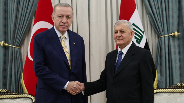 Le président turc Recep Tayyip Erdogan et son homologue irakien Abdel Latif Rachid à Bagdad, le 22 avril 2024.