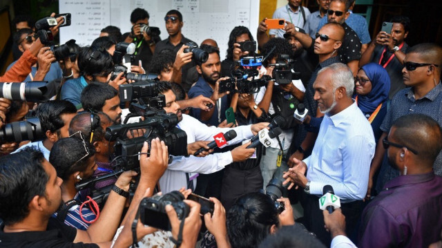 Le président des Maldives, Mohamed Muizzu, s'adresse aux représentants des médias après avoir voté lors des élections législatives du pays, à Male, le 21 avril 2024.