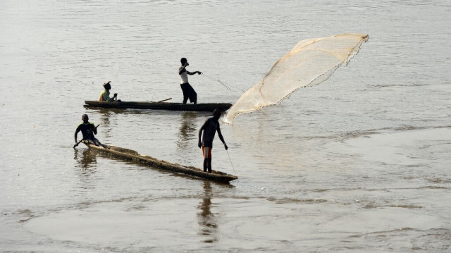 Des hommes pêchent sur la rivière Mpoko, au sud de Bangui, le 5 janvier 2014.