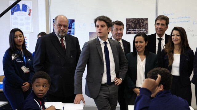 Le Premier ministre français Gabriel Attal, entouré du ministre français de la Justice Eric Dupond-Moretti, de la ministre déléguée à l'Enfance, à la Jeunesse et à la Famille Sarah El-Hairy, de la secrétaire d'État chargée de la Ville de France, Sabrina Agresti-Roubache et du maire de Nice Christian Estrosi, lors d'une rencontre avec des élèves du lycée Parc Imperial, dans le sud-est de la France, le 22 avril 2024.