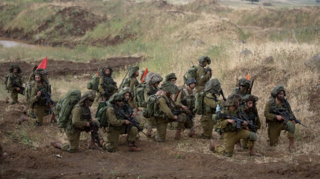 Des soldats israéliens du bataillon juif ultra-orthodoxe "Netzah Yehuda" participent à un entraînement annuel dans les hauteurs du Golan, annexées par Israël, près de la frontière syrienne.