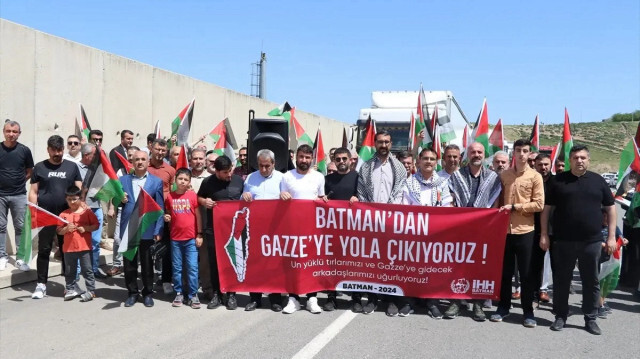 الإغاثة الإنسانية التركية ترسل 4 شاحنات محملة بالطحين إلى غزة