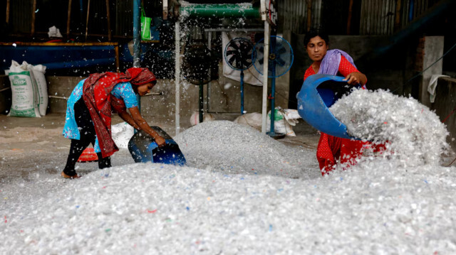 Женщины работают на предприятии по переработке пластиковых бутылок в Дакке, Бангладеш, 20 февраля 2024 года.