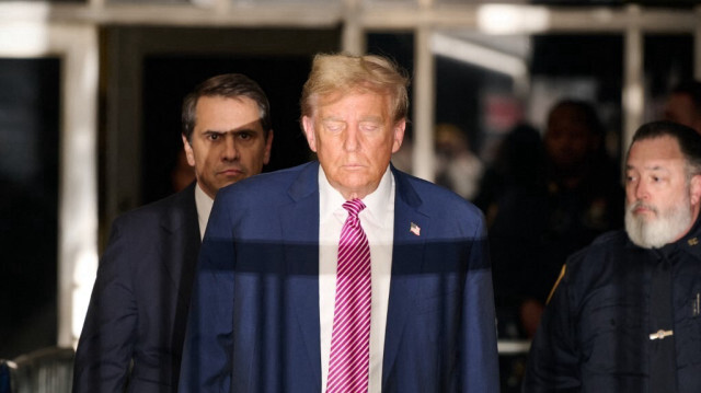 L'ancien président des États-Unis, Donald Trump, à la sortie de la salle d'audience du tribunal pénal de Manhattan lors de son procès, le 19 avril 2024, à New York.