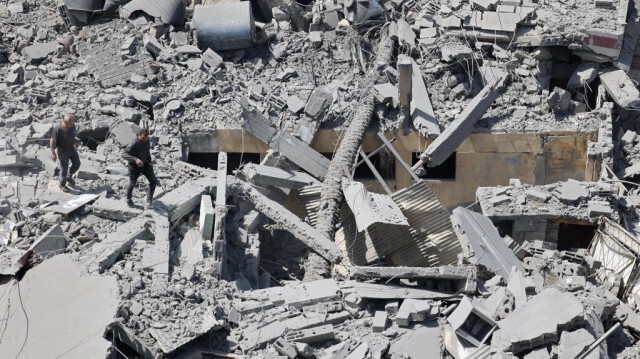 Les Palestiniens inspectent les décombres après les bombardements israéliens dans le quartier d'Al-Daraj à Gaza City, le 22 avril 2024.