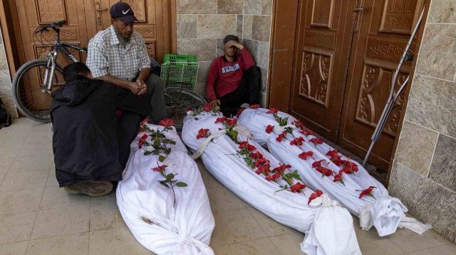 Des Gazaouis portent le deuil auprès des victimes de leur famille, le 22 avril 2024.