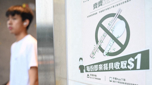 Un panneau indique que le restaurant ne fournira pas d'ustensiles en plastique à usage unique aux clients de Hong Kong le 22 avril 2024, alors que la ville commence à appliquer l'interdiction de la première phase sur les produits en plastique jetables dans les restaurants et les hôtels.