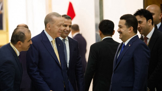 Le Premier ministre irakien Mohammed Shia al-Sudani (à droite) et le président turc Recep Tayyip Erdogan (2e à gauche) s'entretiennent à Bagdad, le 22 avril 2024.
