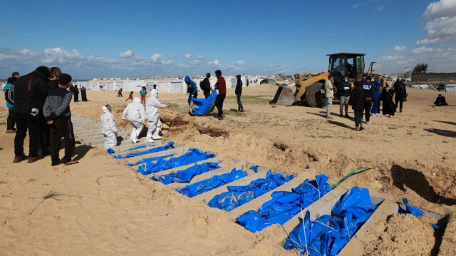 Enterrement de corps de Palestiniens non identifiés dans une fosse commune à l'est de Rafah, dans le sud de la bande de Gaza, le 30 janvier 2024.