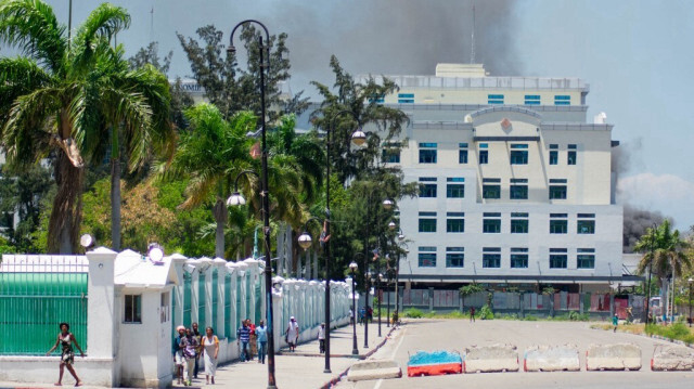 Fumée s'élèvant derrière le bâtiment du Ministère des Finances, près du Palais National à Port-au-Prince, Haïti, le 2 avril 2024.