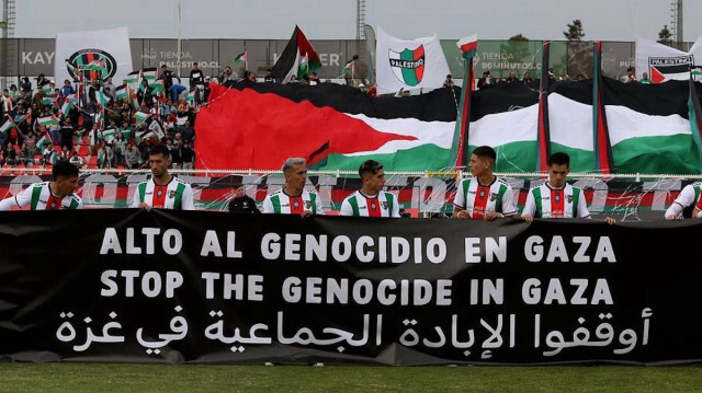 Futbolcular Gazze'de soykırımı durdurun yazılı pankart açtı