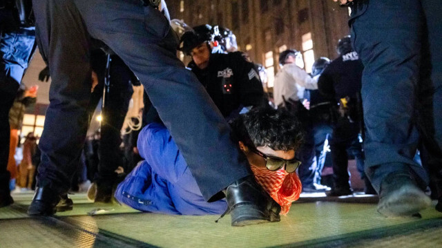 Полиция арестовывает протестующих у здания Нью-Йоркского университета в понедельник вечером. 