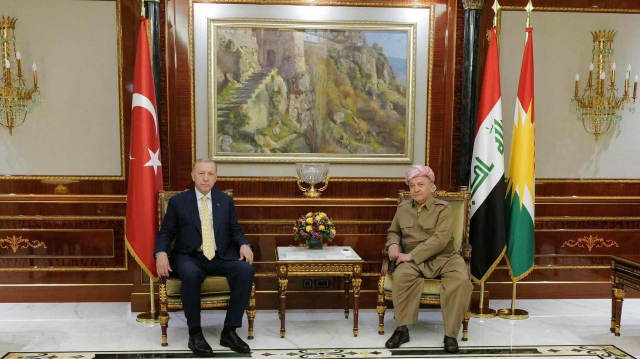 Le président turc, Recep Tayyip Erdogan, et le chef du parti démocratique du Kurdistan, Massoud Barzani, à Erbil, le 22 avril 2024.