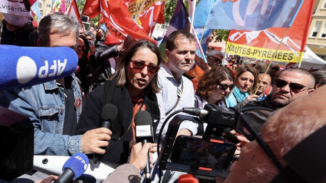 La secrétaire générale de la Confédération générale du Travail (CGT) en France, Sophie Binet (C), lors d'une manifestation "pour les libertés" et "contre les idées d'extrême droite" à Béziers, dans le sud de la France, le 23 avril 2024.