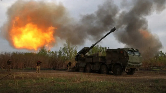 Артиллеристы 43-й отдельной механизированной бригады Вооруженных сил Украины обстреливают российскую позицию из 155-мм самоходной гаубицы в Харьковской области, 21 апреля 2024 года. 