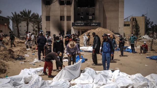 Des civils et des travailleurs de la santé exhument des corps découverts à l'hôpital Nasser à Khan Younès, dans le sud de la bande de Gaza, le 23 avril 2024.