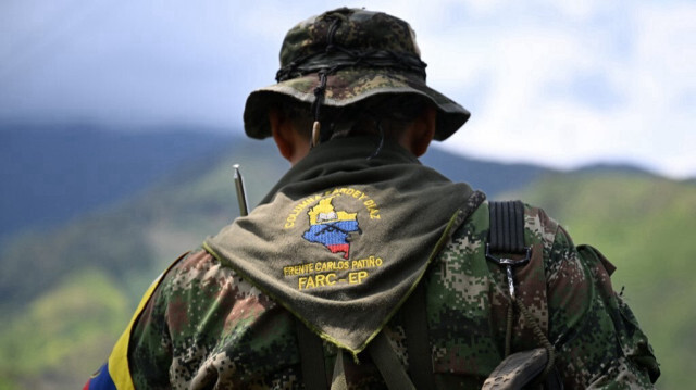 Un membre de la guérilla dissidente des FARC patrouille à côté des cultures de coca dans le canyon de Micay, au sud-ouest de la Colombie, le 24 mars 2024.