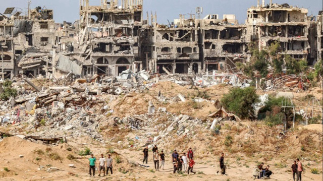 Des Palestiniens se trouvent devant des bâtiments détruits au nord de la bande de Gaza, le 23 avril 2024.