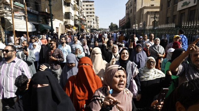 Des personnes manifestent leur soutien au peuple palestinien après la prière du vendredi midi devant la mosquée Al-Azhar au Caire, le 20 octobre 2023, alors que les combats entre Israël et le groupe palestinien Hamas se poursuivent.