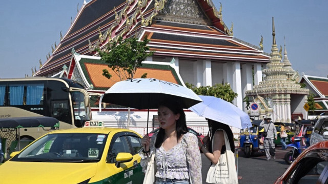Les autorités thaïlandaises ont émis un avertissement de chaleur extrême pour Bangkok le 24 avril 2024 exhortant les gens à rester à l'intérieur pour leur propre sécurité alors que les températures gmentaient.