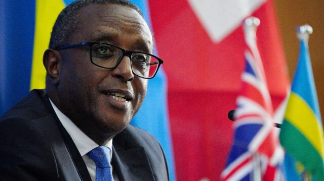 Le ministre des Affaires étrangères du Rwanda, Vincent Biruta, s'exprime lors d'une conférence de presse conjointe avec le ministre britannique de l'Intérieur après la signature d'un nouveau traité, à Kigali, le 5 décembre 2023. 