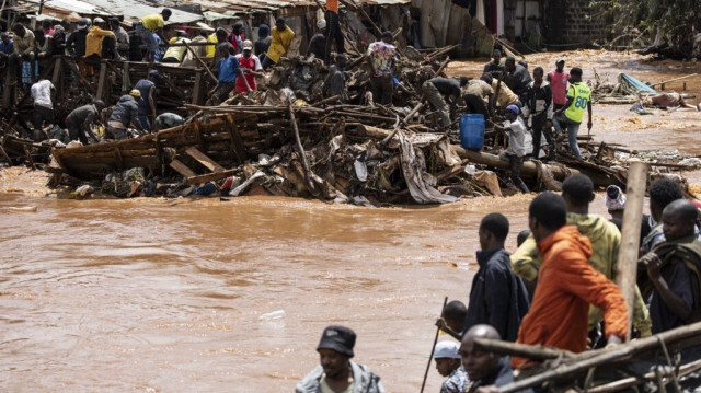 Les habitants du bidonville de Mathare se tiennent à côté de leurs maisons détruites près de la rivière Mathare, suite à de fortes pluies dans la capitale, Nairobi, le 24 avril 2024.