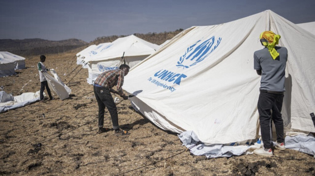 Des travailleurs éthiopiens installent de nouvelles tentes dans le nouveau camp de réfugiés d'Awulala, près de Maganan, à 80 km de la frontière soudanaise, dans la région éthiopienne d'Amhara, le 28 février 2024. 