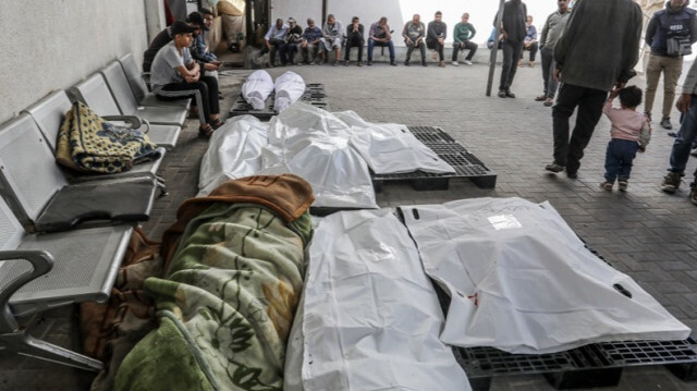 Les corps des palestiniennes qui ont perdu la vie après une frappe aérienne israélienne dans la bande de Gaza, le 24 avril 2024.