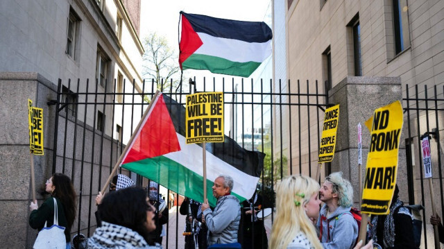 Des manifestants pro-palestiniens agitent des drapeaux devant l'entrée de l'université de Columbia, à New York, le 22 avril 2024. 