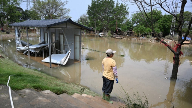 Un travailleur regarde une zone inondée à la suite de pluies torrentielles à Qingyuan, dans le nord de la province du Guangdong, le 24 avril 2024. 