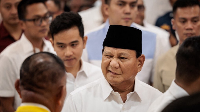 Le président élu d'Indonesia, Prabowo Subianto, fait un clin d'œil après la réunion plénière de la Commission électorale générale annonçant l'élection présidentielle de 2024 au bureau du KPU à Jakarta le 24 avril 2024.