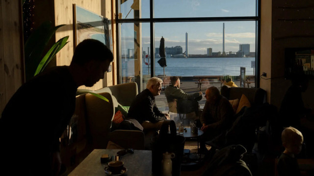 Насыщенный день в "Costa Kalundborg Kaffe", кафе с видом на гавань в Калундборге, Дания.