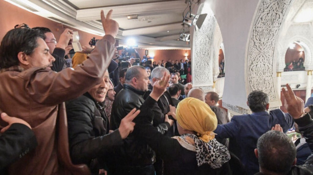 Des professeurs d'université tunisiens crient des slogans contre le premier ministre lors d'une manifestation à l'Assemblée des représentants du peuple à Tunis, le 4 avril 2019. 