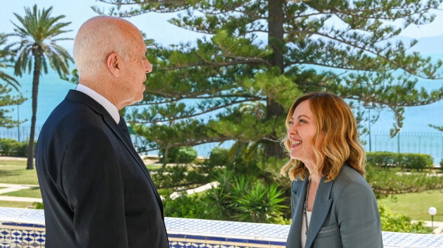 Une photo fournie par la présidence tunisienne montre le président Kais Saied accueillant le premier ministre italien Giorgia Meloni à Tunis le 17 avril 2024.