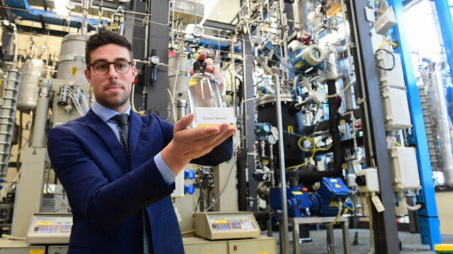 Un technicien montre une bouteille de Green Diesel du groupe énergétique italien ENI, le 15 mars 2019 à Milan.