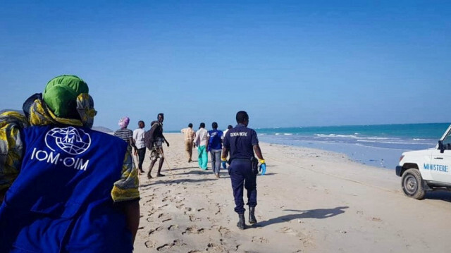 Des personnes cherchant des survivants le long d'une plage après que deux bateaux ont chaviré au large de Godoria, à Djibouti, le 29 janvier 2019.