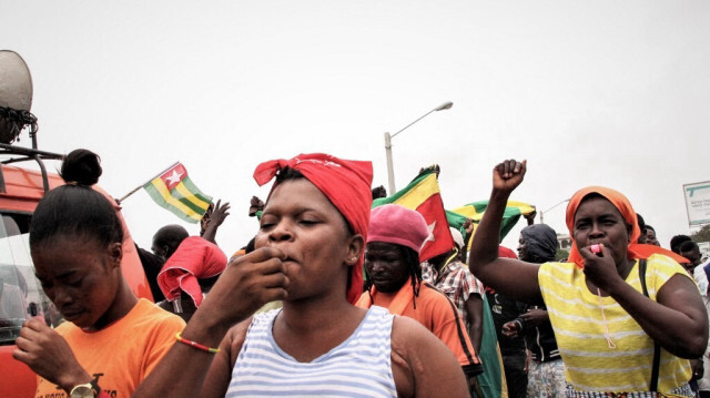 Des partisans de l'opposition donnent des coups de sifflet lors d'une manifestation dans le quartier Be de Lomé, le 4 octobre 2017. 