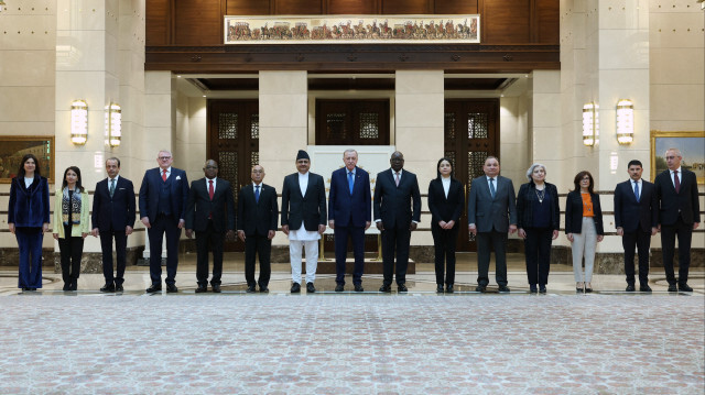 Cumhurbaşkanı Erdoğan, büyükelçilerle hatıra fotoğrafı çektirdi.