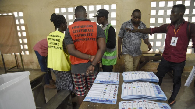 Des agents électoraux se réunissent pour discuter du dépouillement des votes dans un bureau de vote à Lomé, le 22 février 2020, lors des élections présidentielles. 