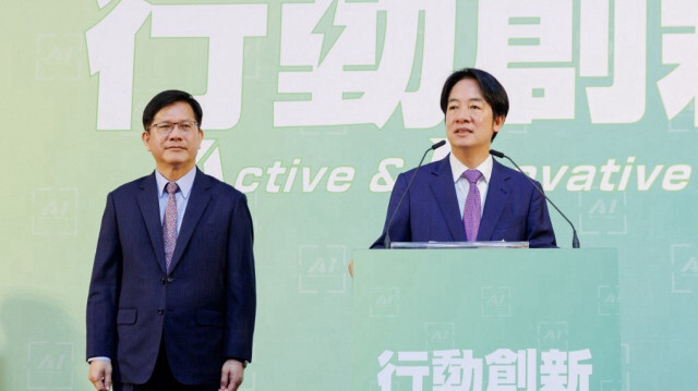 Cette photo de document prise et publiée par le Parti démocrate progressiste le 25 avril 2024 montre le président élu de Taïwan Lai Ching-te parlant à côté du secrétaire général actuel au bureau présidentiel Lin Chia-lung, qui deviendra ministre des Affaires étrangères, à Taipei.